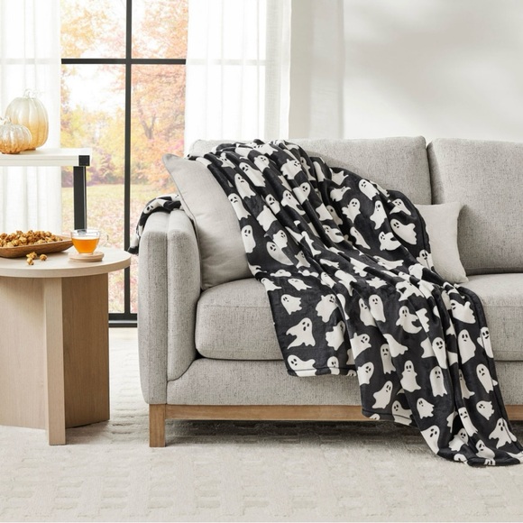 Member’s Mark Halloween Black & White Spooky Ghosts Plush Lounge Throw Blanket - Picture 2 of 5